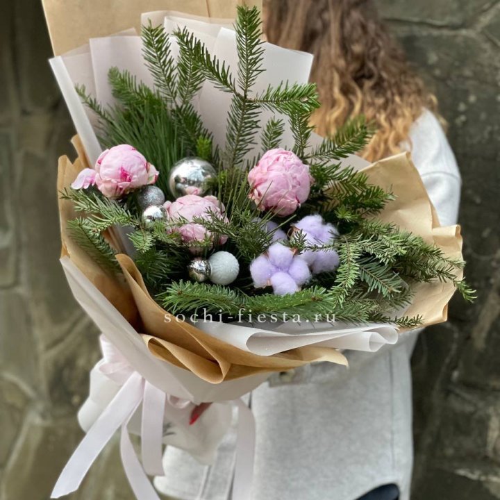 Новогодний букет с пионами  в Орске