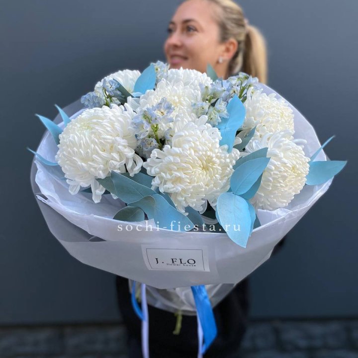 Букет хризантем Бигуди и дельфиниума  в Орске
