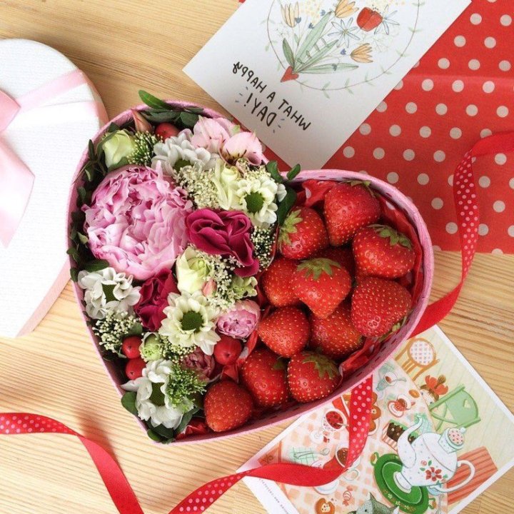 Бокс с клубникой и цветами в Орске