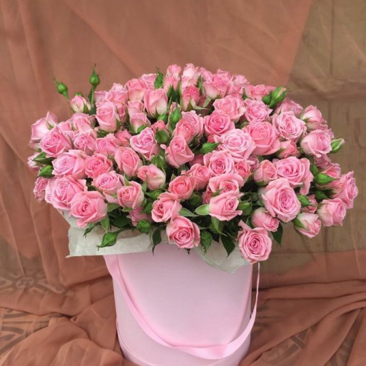 Кустовые розы в коробке в Орске