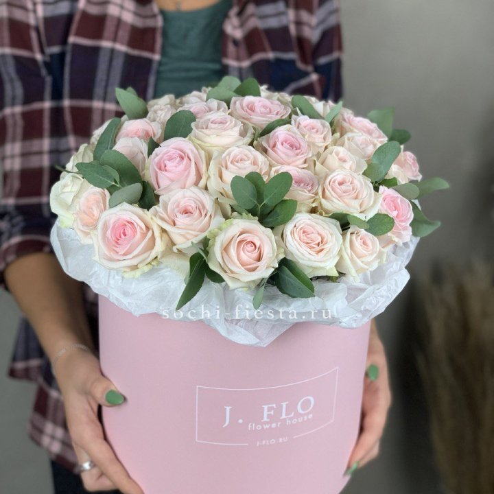 35 розовых роз в цилиндре в Орске