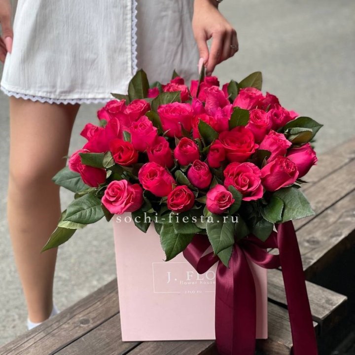 55 алых роз в кубе в Орске