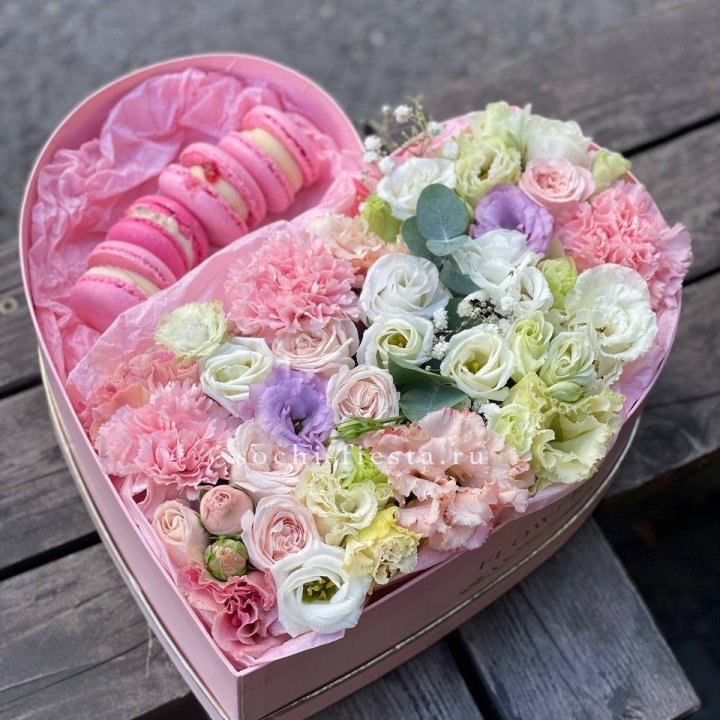 Бокс-сердце с макарон "Пинк" в Орске