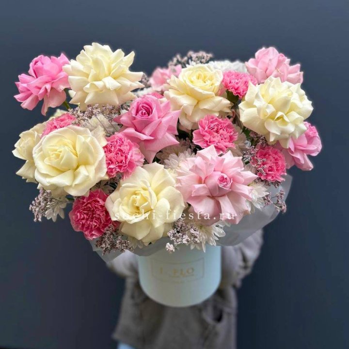 Коробка французских роз и диантусов "Бони" в Орске