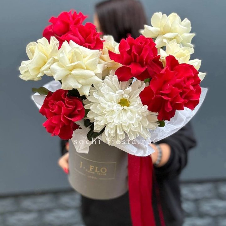 Французские розы с хризантемой в боксе в Орске