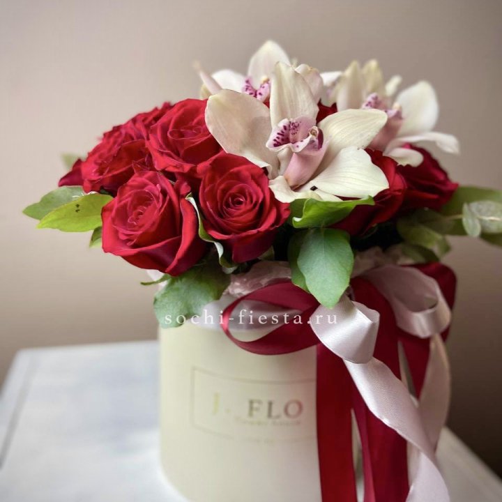 Розы и орхидеи в боксе в Орске