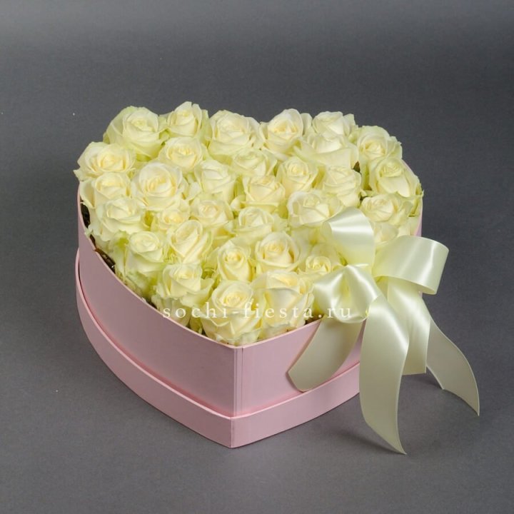 35 белых роз в коробке "Сердце" в Орске