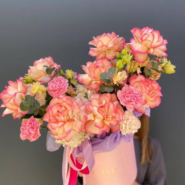 Бокс нежный с розами в Орске