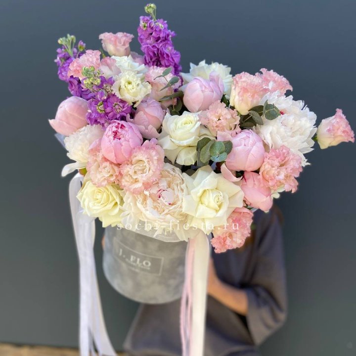 Дизайнерский цилиндр с пионами "Ривьера" в Орске