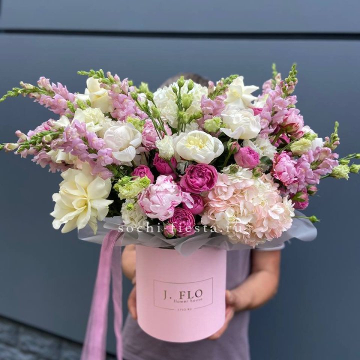 Дизайнерский цилиндр с пионами "Саманта" в Орске