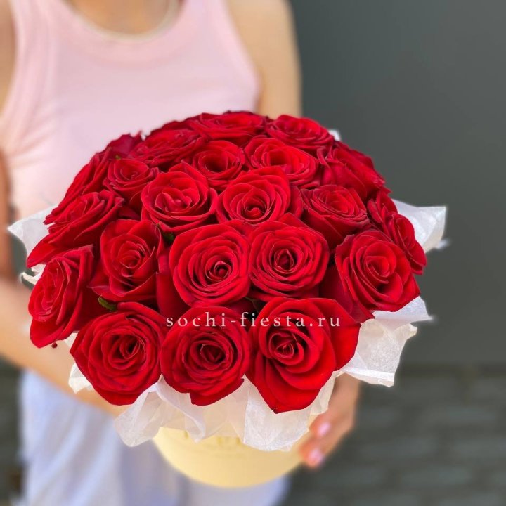 Красные розы в цилиндре в Орске