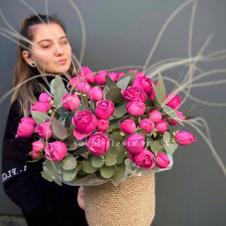 Пионовидные розы Мисти Бабблс в джутовом кашпо в Орске