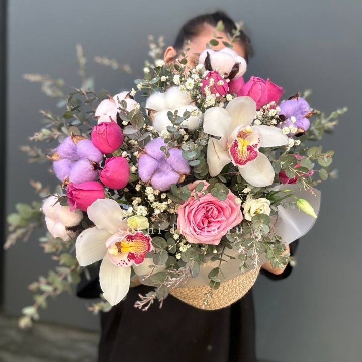 Орхидея и розы в джутовом кашпо в Орске