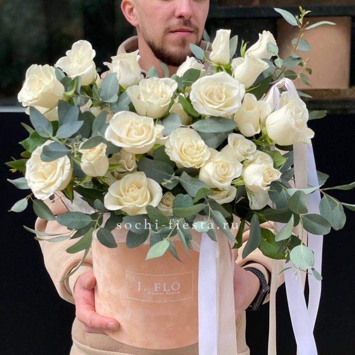 41 белая роз в бархатном боксе в Орске