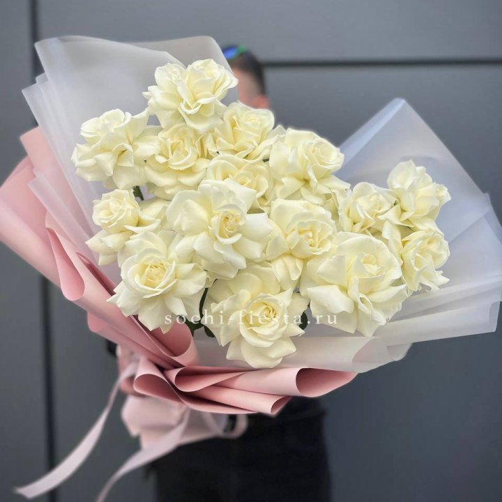 Букет из 15 французских роз Вайт дрим в Орске