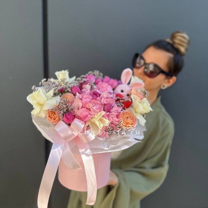 Дизайнерский цилиндр с игрушкой "Лола" в Орске