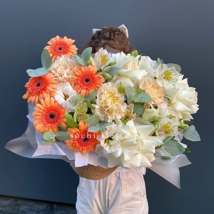 Розы и герберы в джутовом кашпо "Георгино" в Орске