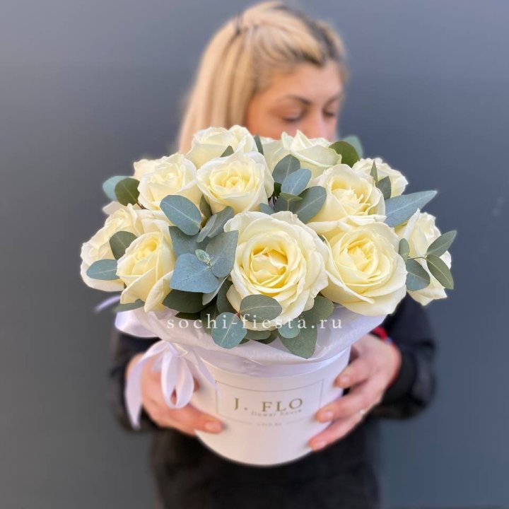 15 белых роз в боксе в Орске