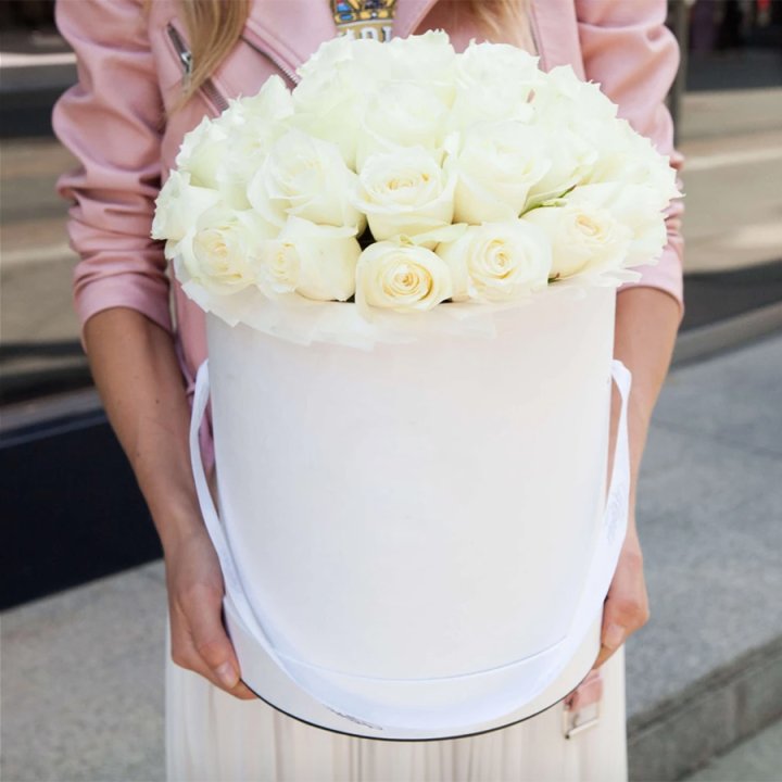 35 белых роз в цилиндре в Орске