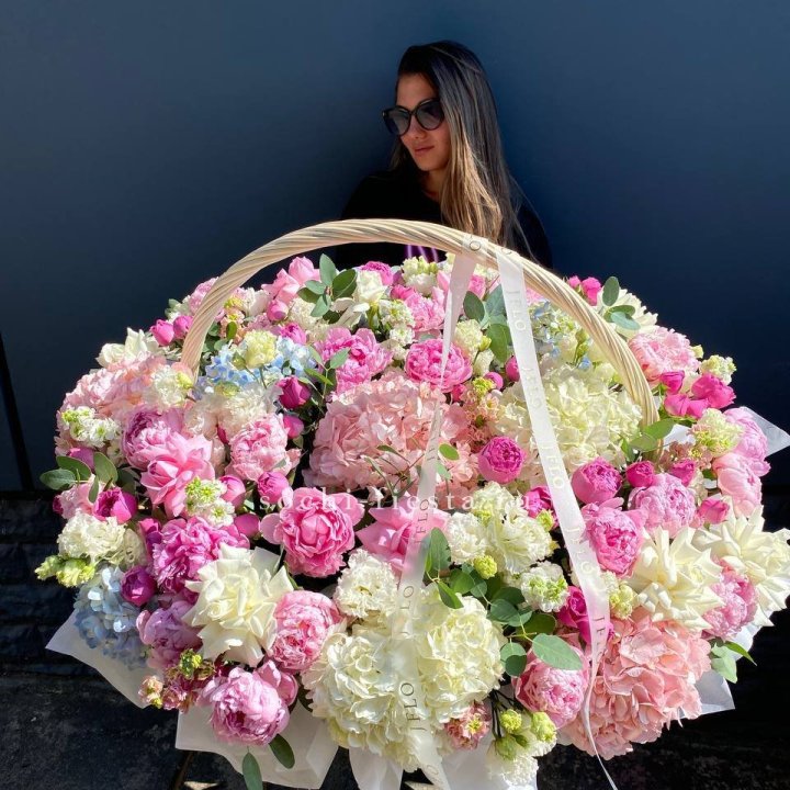 Цветочная корзина из пионов и пионовидных роз "Перфекте" в Орске