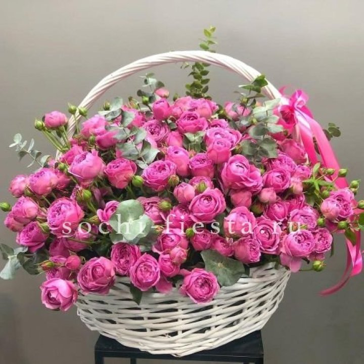 65 пионовидных кустовых роз в корзине в Орске