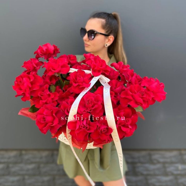 Красные французские розы в корзине в Орске