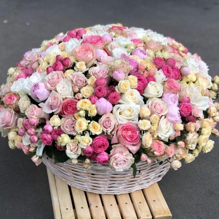 Цветочная корзина из пионов и пионовидных роз "Юниверсити" в Орске