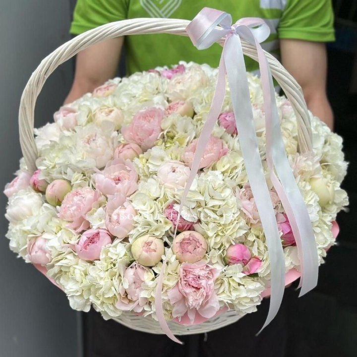 Премиум корзина гортензий и пионов в Орске