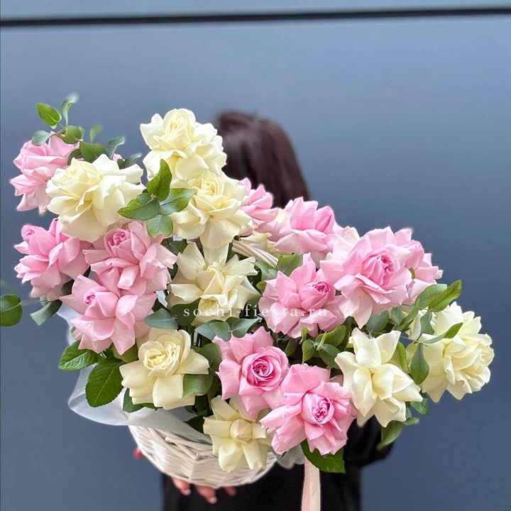 25 Французских роз в корзине в Орске