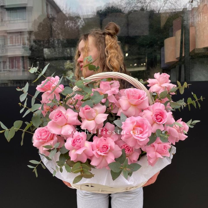 25 роз в цветочной корзине  в Орске