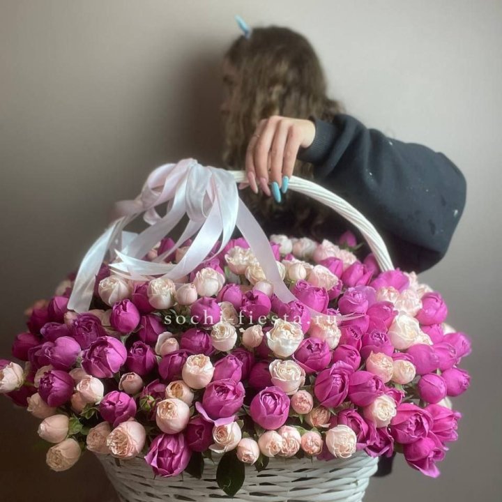 Премиум корзина пионовидных кустовых роз в Орске