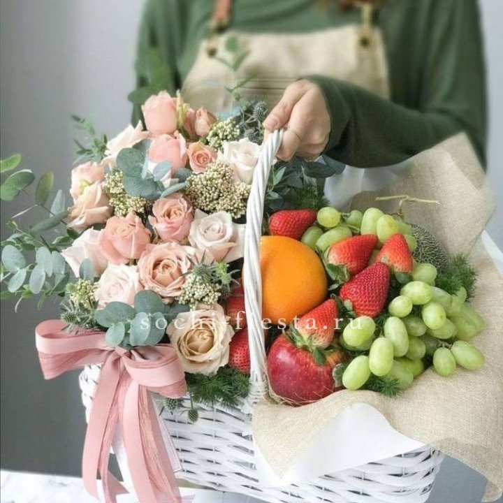 Фруктовая корзина c цветами в Орске