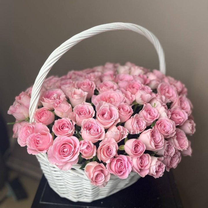 101 розовая роза в корзине в Орске