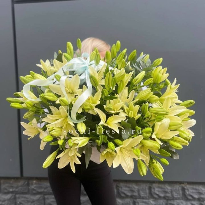 Лилии в корзине в Орске