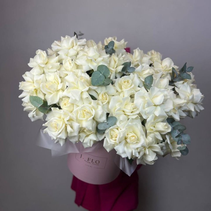 37 белых роз в боксе в Орске