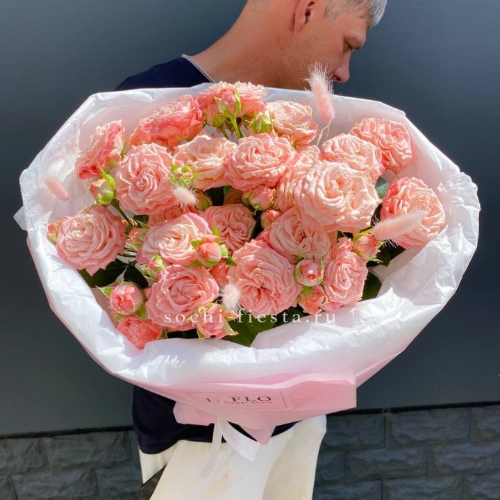 Пионовидные розы Мадам Бомбастик в Орске