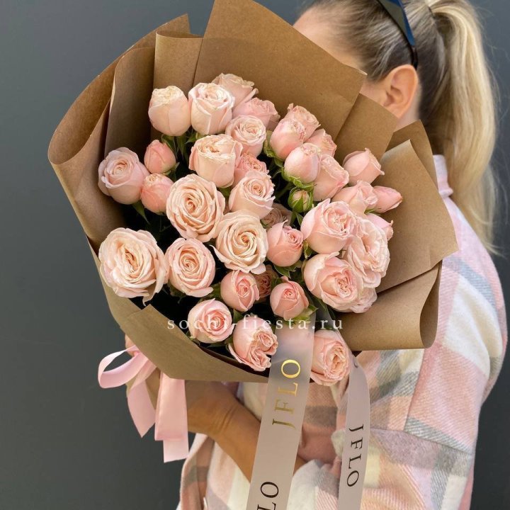 Кустовые розы Бомбастик в крафте в Орске