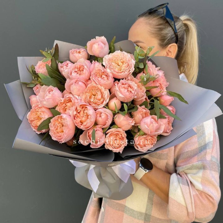 Букет с пионовидными розами "Пивайн" в Орске