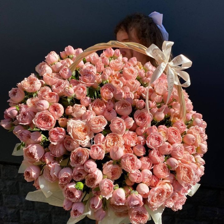 Корзина из пионовидных роз в Орске