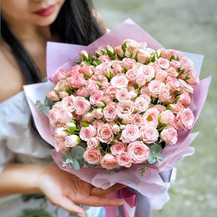 Кустовые розы с эвкалиптом в Орске