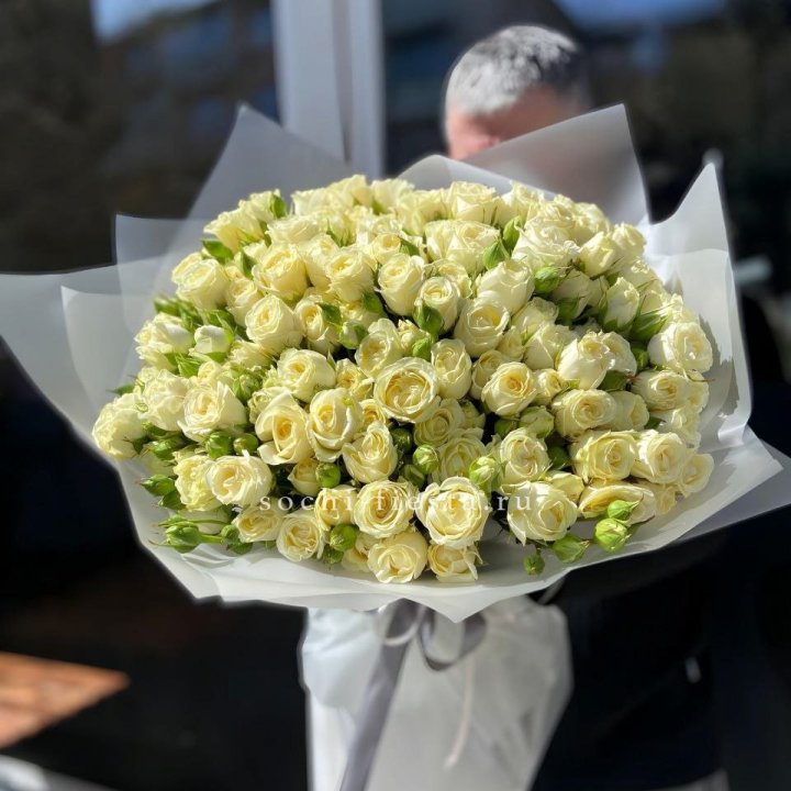 Белые кустовые розы 31 шт в Орске