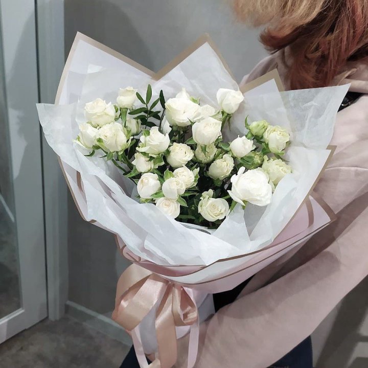 Белоснежные кустовые розы в Орске