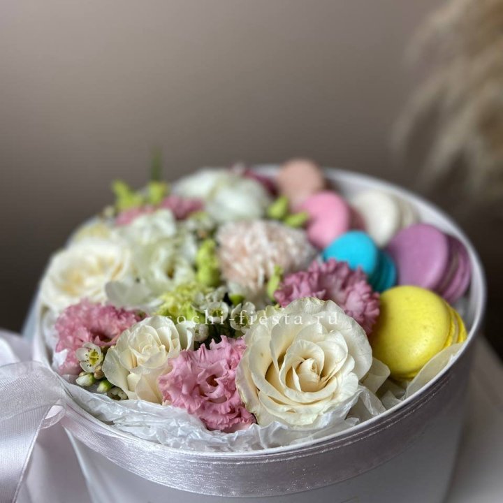 Цветы в цилиндре с макаронс "Прованс" в Орске