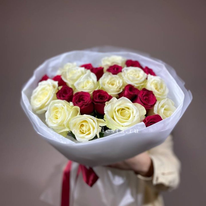 Букет их красных и белых 25 роз в Орске