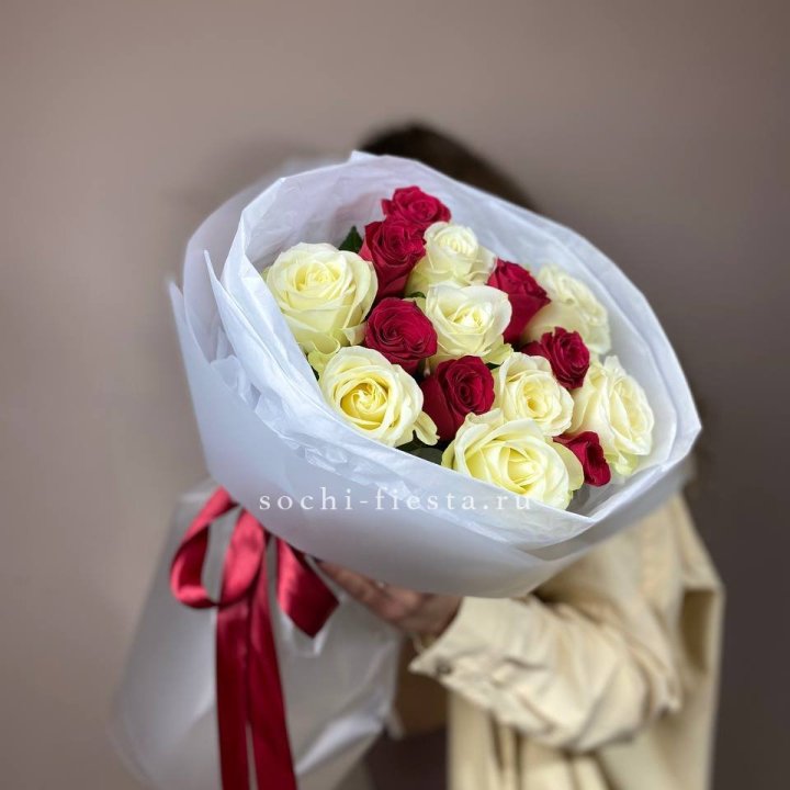 Букет из красных белых 15 роз в Орске