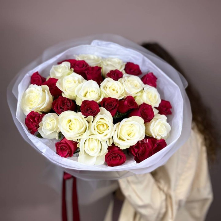 Букет из красных белых 35 роз в Орске