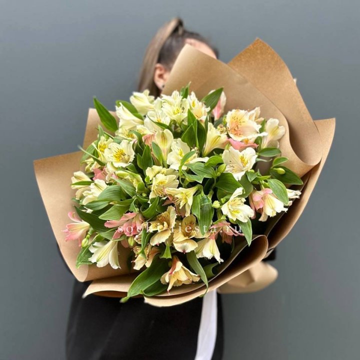 Букет альстромерий в крафте в Орске