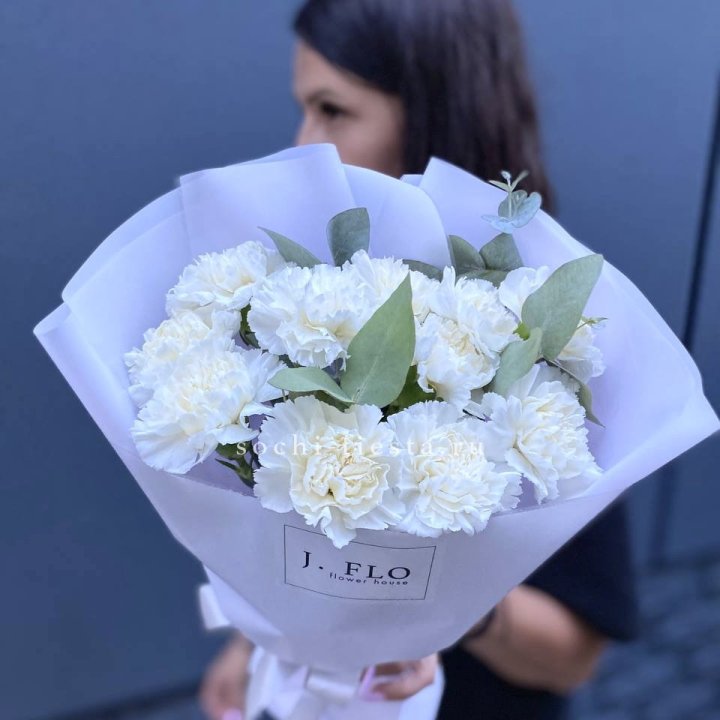 Букет белых диантусов с эвкалиптом в Орске