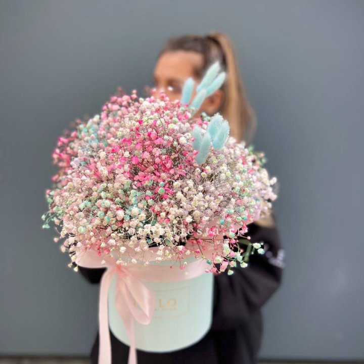 9 Радужных гипсофилы в шляпной коробке в Орске