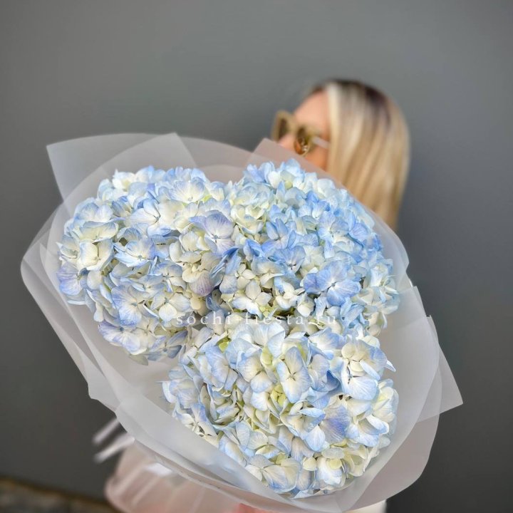 Букет из 3 голубых гортензий  в Орске